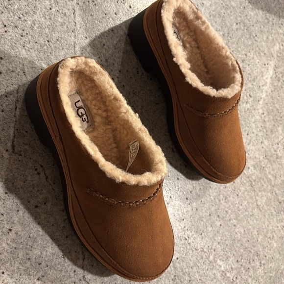 UGG Women’s suede clogs- Lynwood Size6.5 - Picture 4 of 6